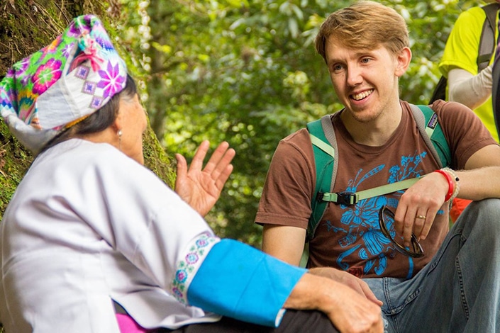 a CLI student using Chinese idioms to communicate with a member of a Chinese ethnic minority group