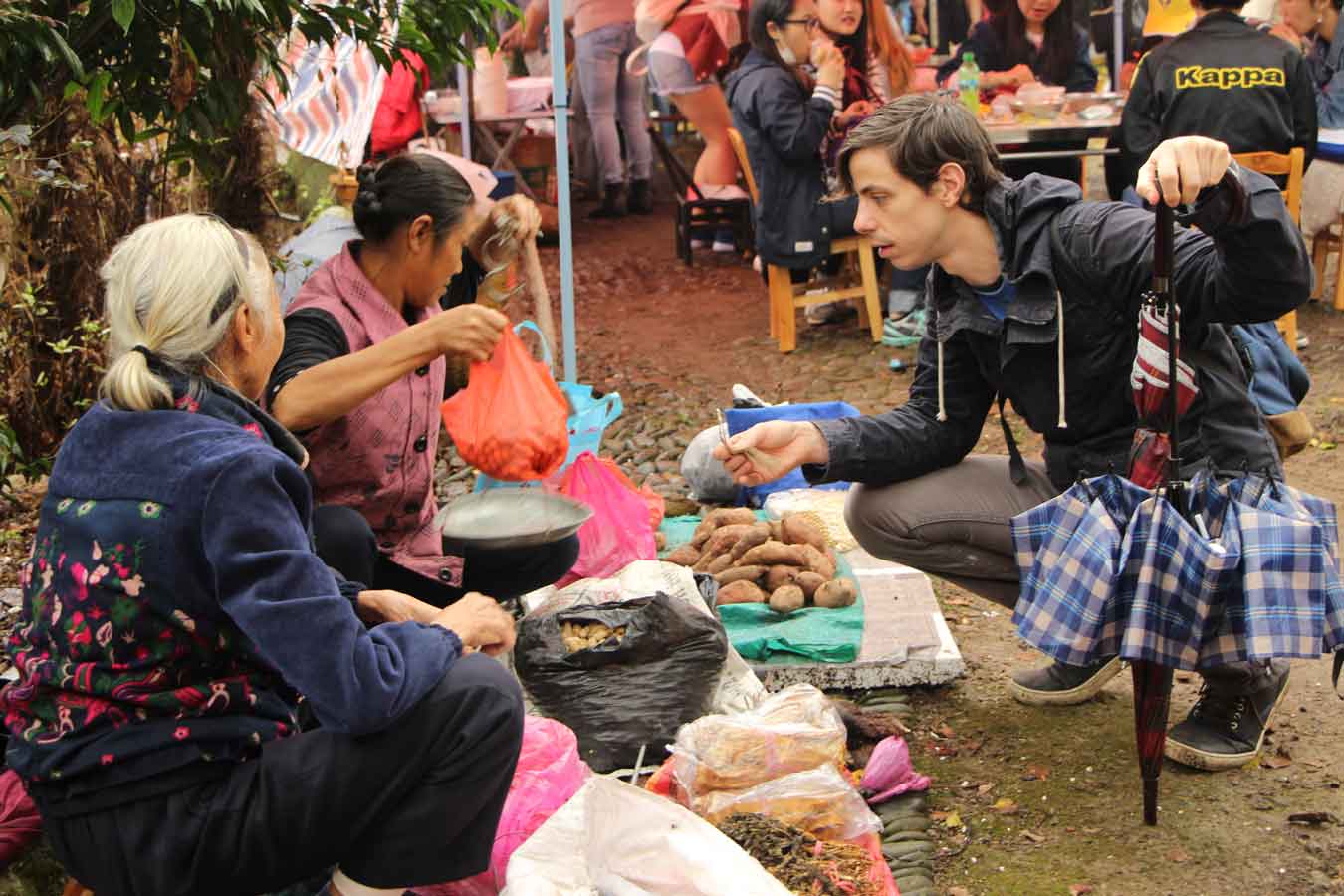 Street market shoppping in Guilin